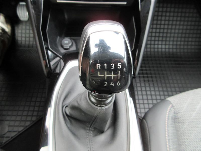 Peugeot 208 1,2 PureTech Allure, LED, Nové - fotka 24 z 29