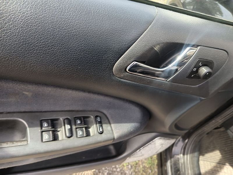 Škoda Octavia 1.9 TDI  Ambiente TOUR - fotka 30 z 40