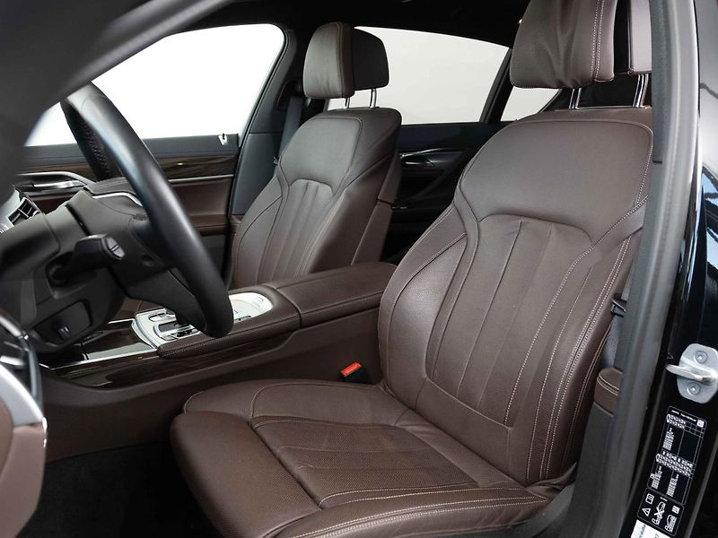BMW Řada 7 750Li xDrive Sedan - fotka 18 z 22