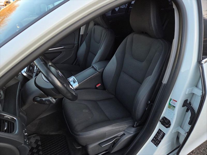 Volvo V60 2,0 120 KW D3 Automat tažné - fotka 12 z 27