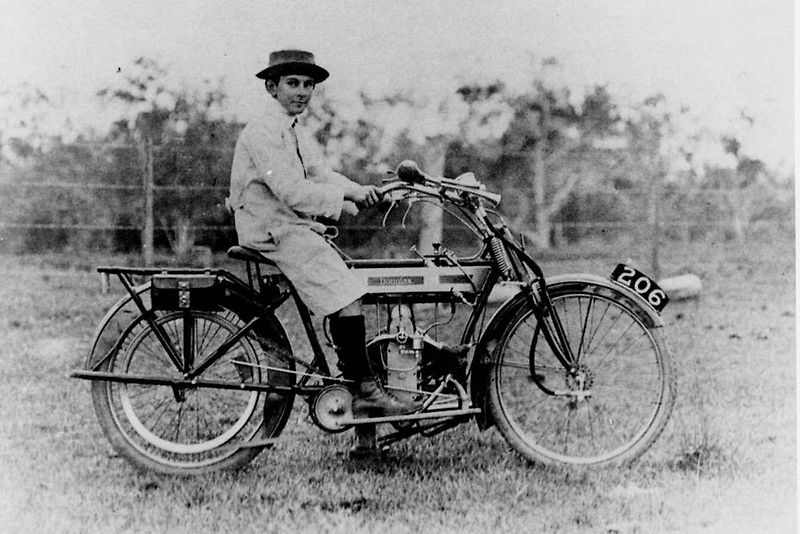 Motocykl Douglas W z roku 1917 byl k vidění na letošním, již 8. srazu historických vozidel v Litvínově na Loučkách.