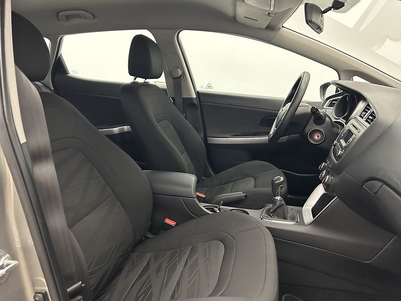 Kia Ceed 1.4 CVVT Comfort Plus - fotka 17 z 22