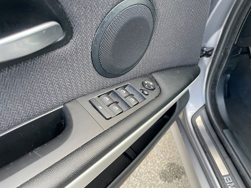 BMW Řada 3 320d Touring - fotka 25 z 30