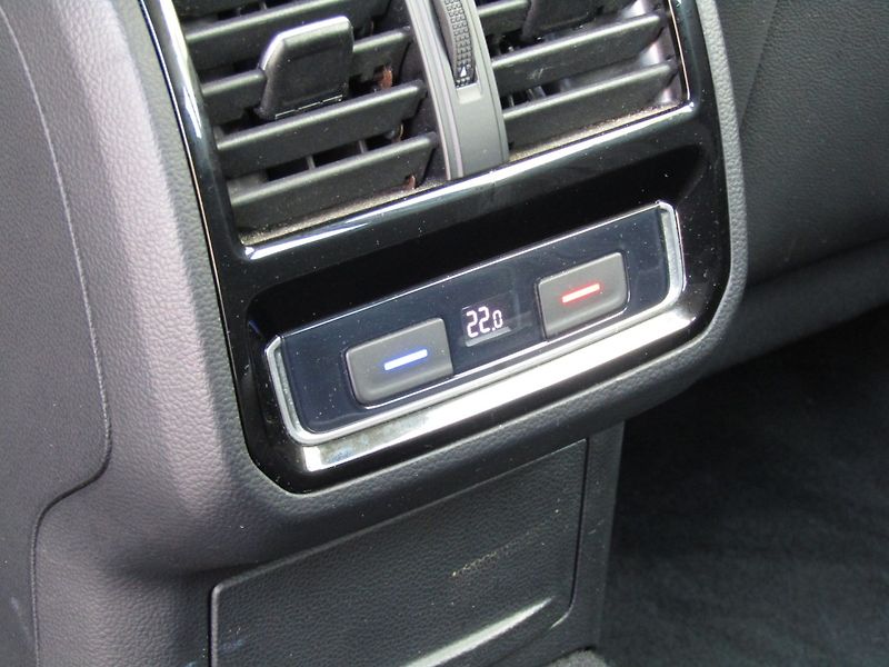Volkswagen Passat Variant (2020) 2.0 TDI 110kW DSG  ACC - fotka 25 z 45