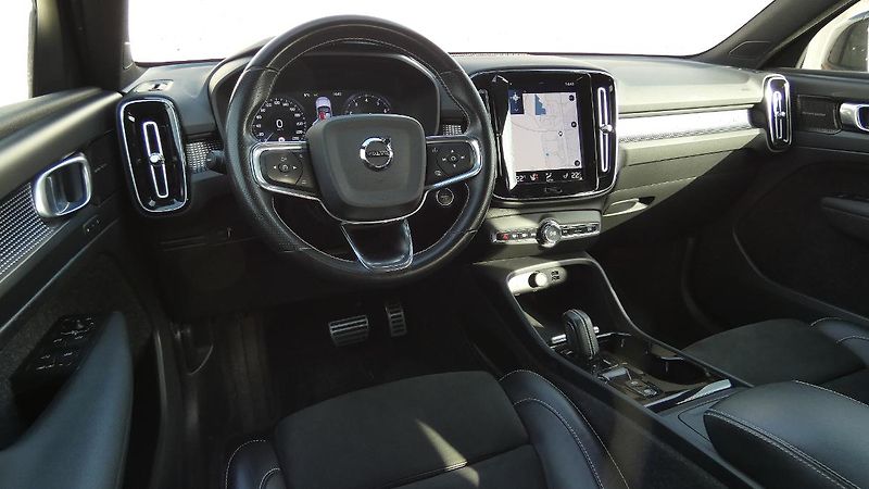 Volvo XC40 B4 AWD R-Design - fotka 5 z 21