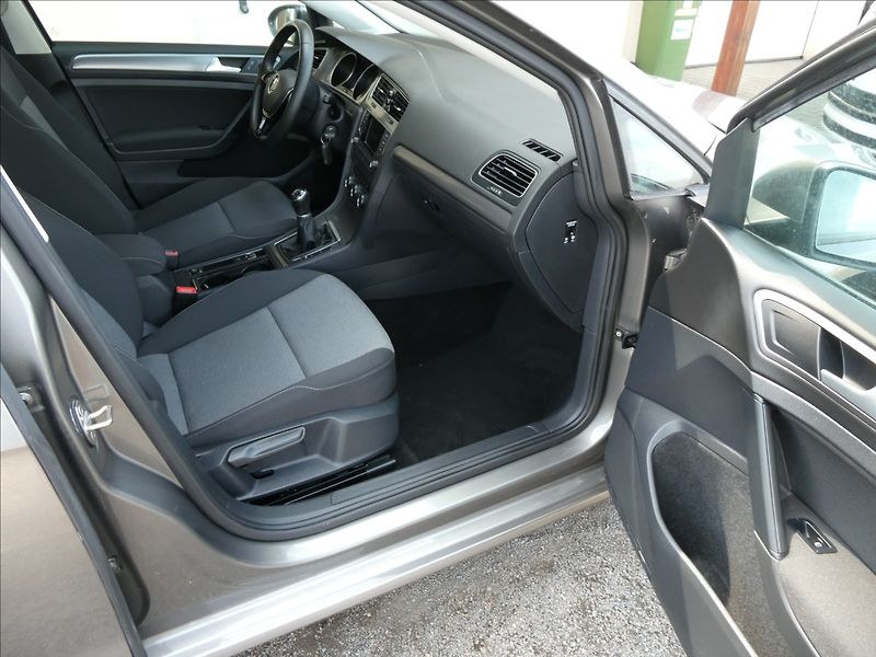 Volkswagen Golf 1,2 TSi 81kW auto klima, závěs - fotka 19 z 50