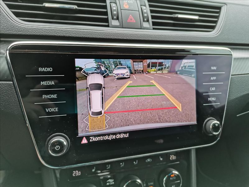 Škoda Superb 2,0 TDI SportLine Combi DSG - fotka 21 z 23