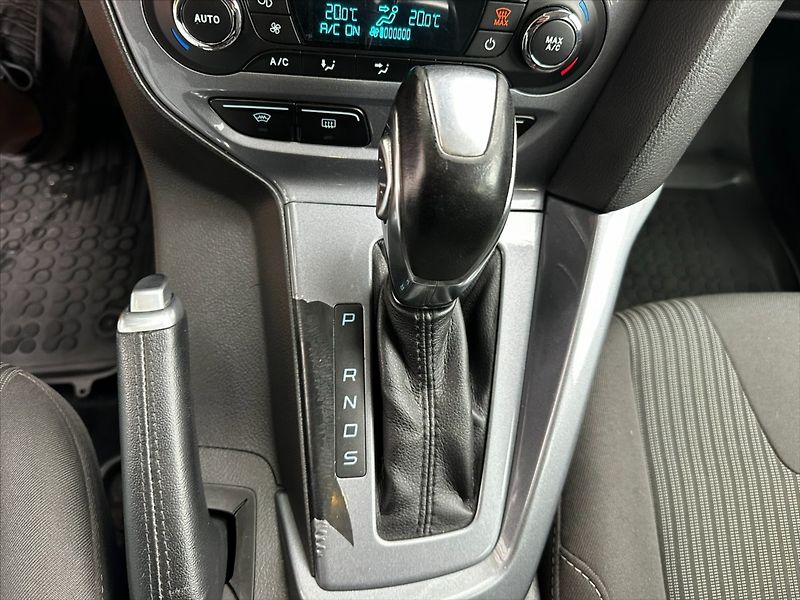 Ford Focus 2,0 TDCi 85kW AUTOMAT - fotka 26 z 39