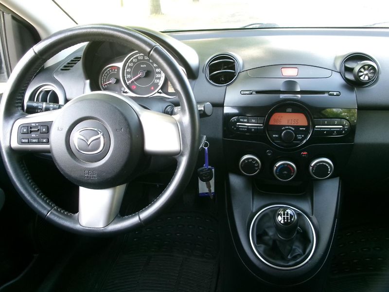 Mazda 2 (2011) 1,3i KLIMA ALU VÝHŘEV - fotka 22 z 27