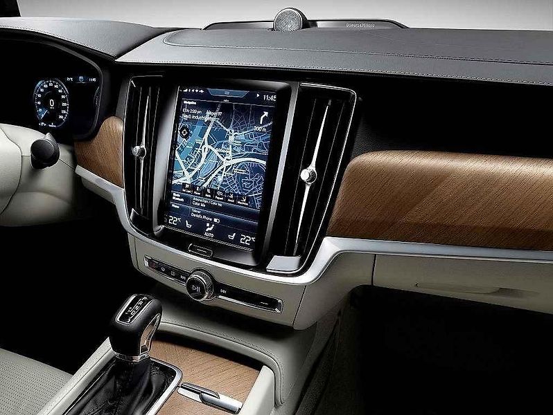 Volvo S90.
