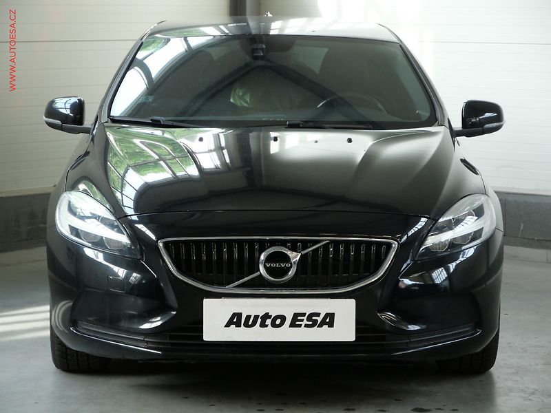 Volvo V40 (2018) 2.0D, ČR, servis.kniha, AT - fotka 2 z 20