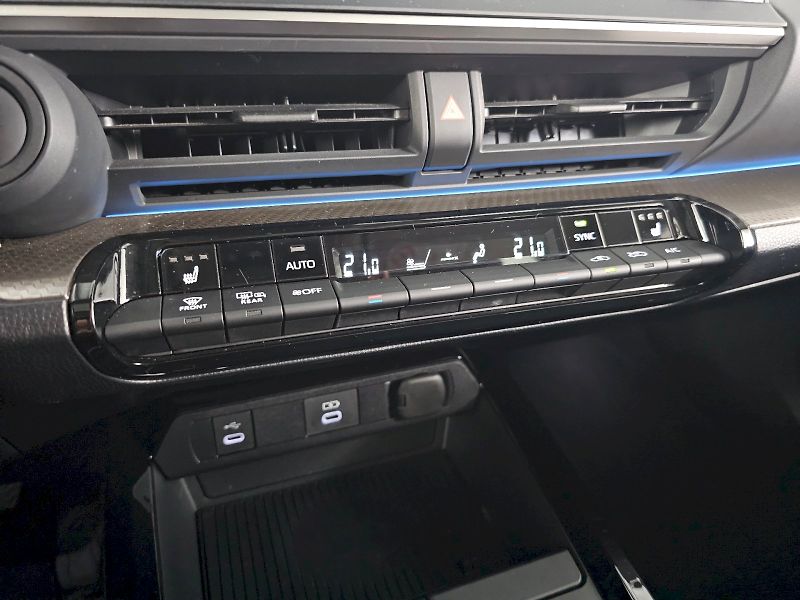 Toyota Prius (2025) 2.0L PHEV 223k Prestige Skyvie - fotka 24 z 33
