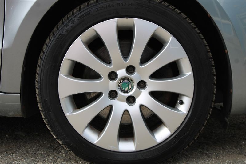 Škoda Superb 2,0 TDI  ČR,AUTOMAT,ELEGANCE - fotka 27 z 29