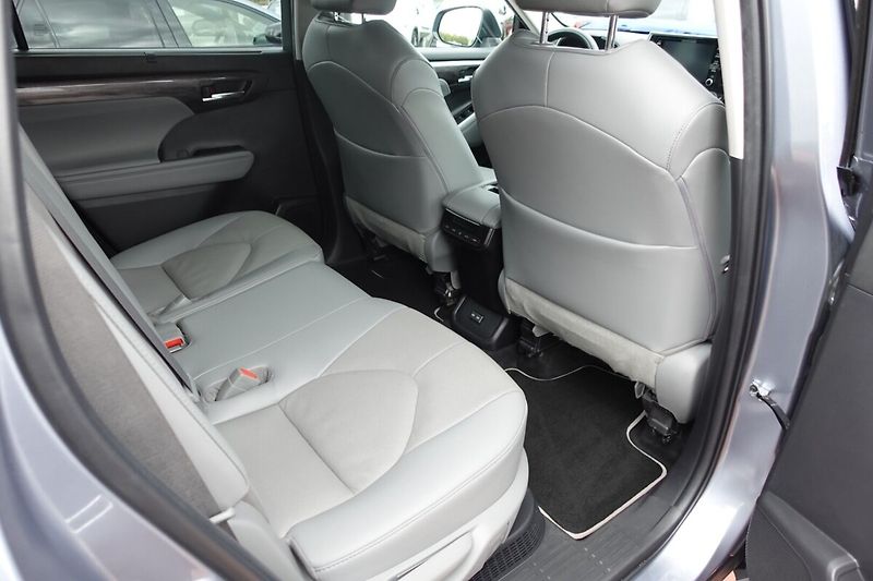 Toyota Highlander 2,5HSD Prestige 4x4 - fotka 15 z 34