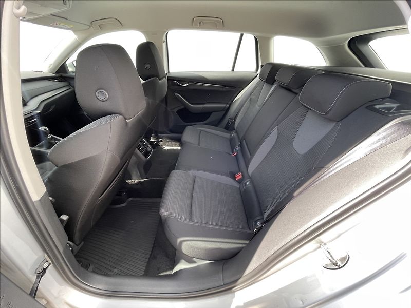 Škoda Octavia 2,0 TDI Combi Ambition Plus - fotka 15 z 22