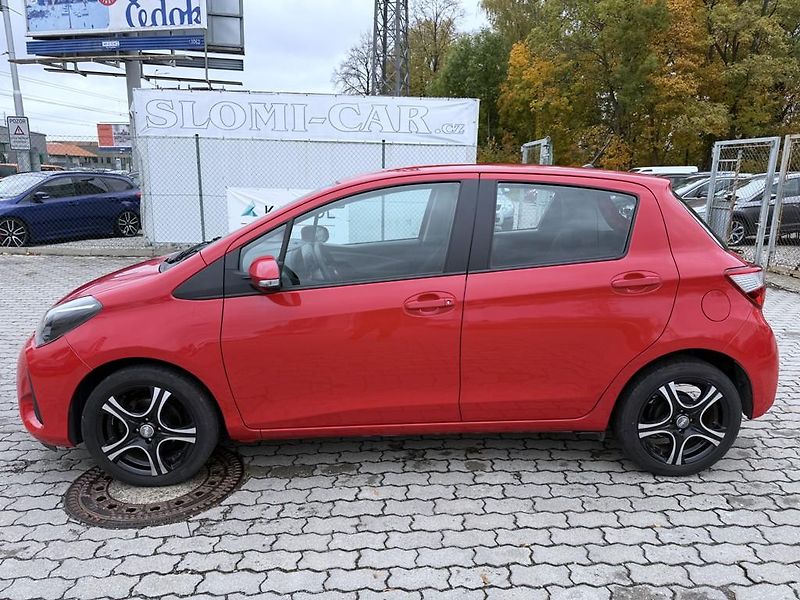 Toyota Yaris 1.0i 51 kW klima, serviska - fotka 3 z 17