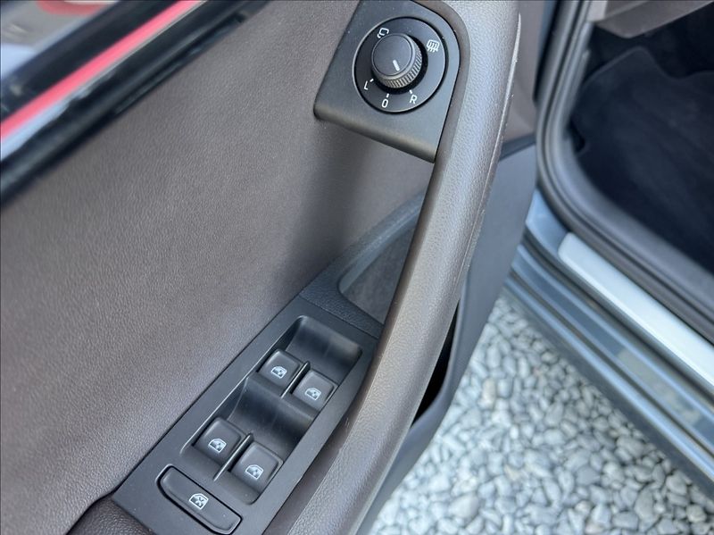 Škoda Octavia 2,0 TSI 140kW DSG L&K 4x4 DPH - fotka 23 z 50