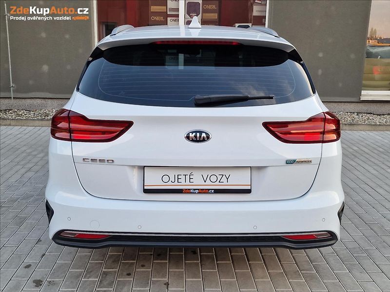 Kia Ceed 1.6CRDi 100kW Fresh SW,1.Maj. - fotka 9 z 47