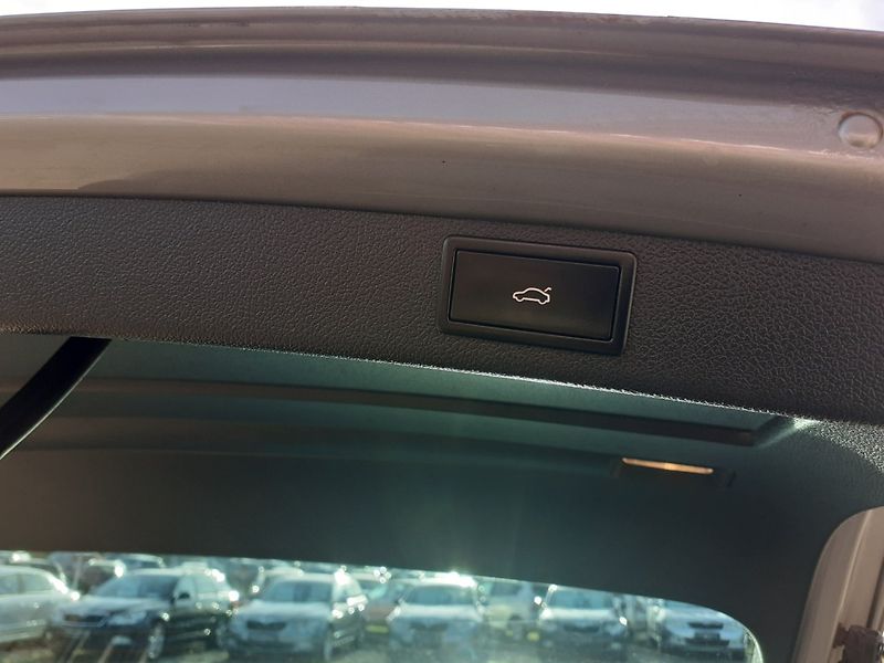 Škoda Superb (2011) 2.0 TDi Elegance - fotka 26 z 37