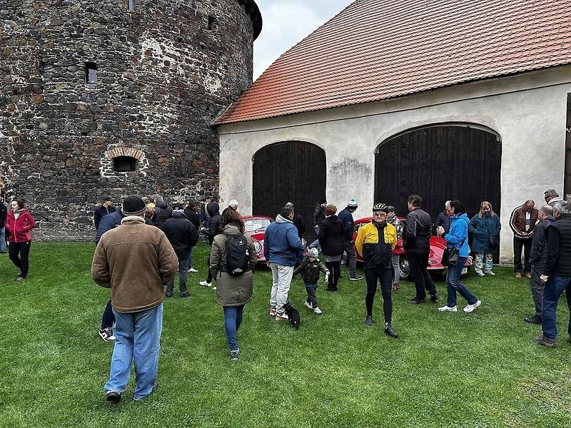 Sraz vozů Porsche ve Švihově na hradě.