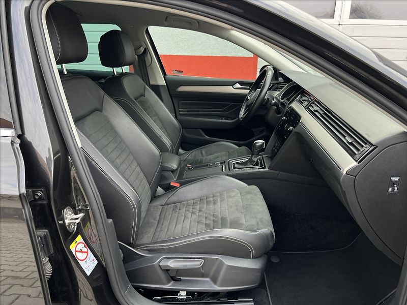 Volkswagen Passat 2,0 TDi DSG ELEGANCE MATRIX - fotka 18 z 36