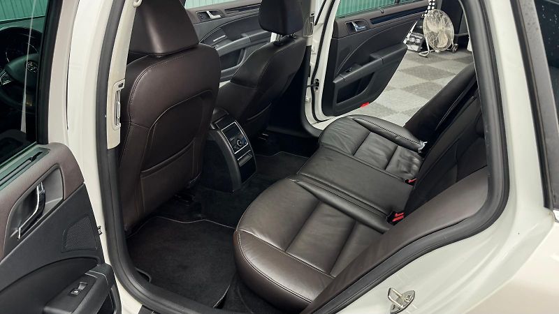 Škoda Superb (2014) Laurin & Klement - fotka 14 z 22