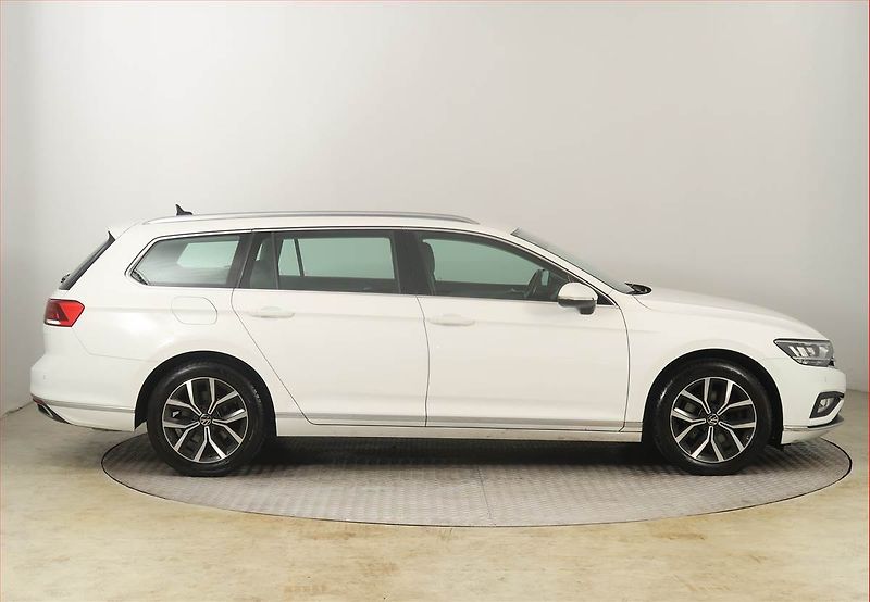 Volkswagen Passat (2020) Elegance 2.0 TSI, Automat - fotka 6 z 22