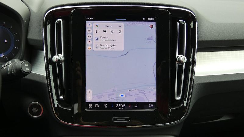 Volvo XC40 B3 PLUS DARK - fotka 15 z 23