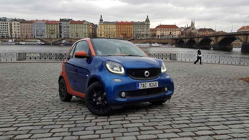 S elektrickým Smartem můžete za stovku zaparkovat i v centru Prahy. Jinde je ale tahle výhoda k ničemu.