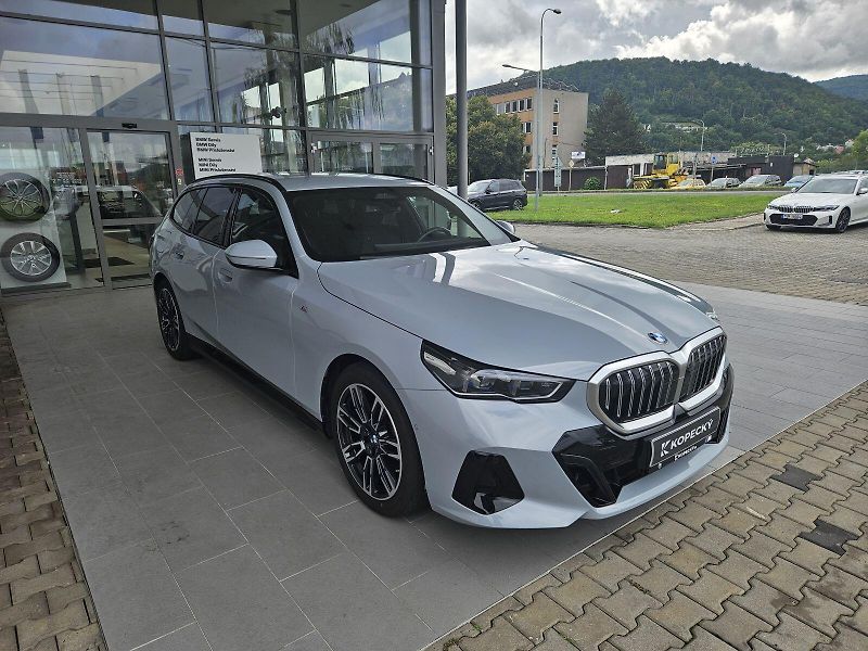 BMW Řada 5 520d xDrive Touring M Sport - fotka 6 z 23
