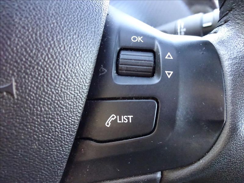 Peugeot 2008 1,2i 61kW - fotka 42 z 55