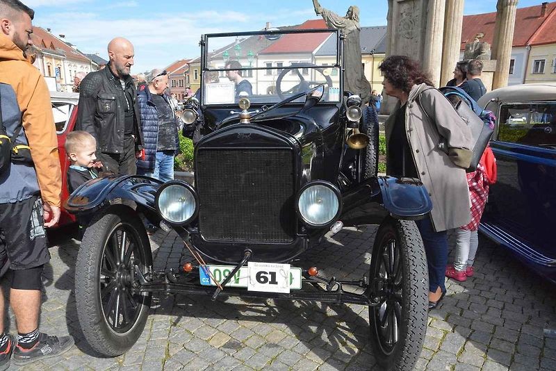 Stovka nablýskaných motocyklů a automobilů předválečné a meziválečné éry vyrazila v neděli z Horního náměstí v Přerově na spanilou jízdu regionem. Nejstarší účastnicí byla osmaosmdesátiletá Libuše Šulcová, která na trasu vyrazila na motocyklu BSA 770 se s