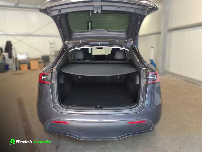 Tesla Model Y (2023) Standard Range RWD - fotka 7 z 7