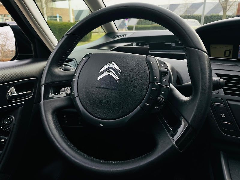 Citroën C4 Picasso 1.6i 88KW MANUÁL LED SENZORY - fotka 24 z 44