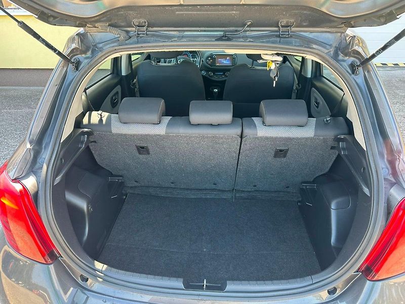 Toyota Yaris 1.5 Hybrid/Kamera/1MAJ/74kW - fotka 17 z 34