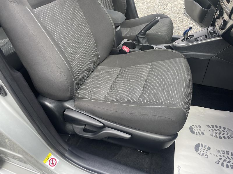 Toyota Auris 1.8i 16v HYBRID AUT SERVIS TOP - fotka 139 z 172