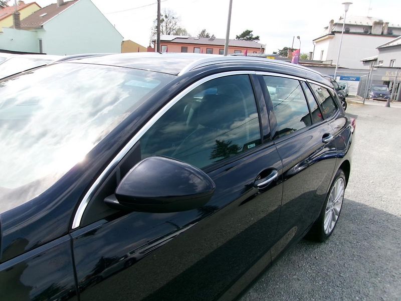 Opel Insignia ST 2.0 Turbo 191kW 4x4 automat - fotka 34 z 43