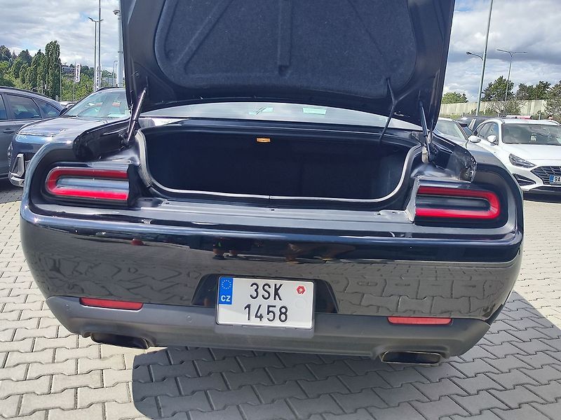 Dodge Challenger 6.4 HEMI/357kW SCAT PACK - fotka 9 z 31