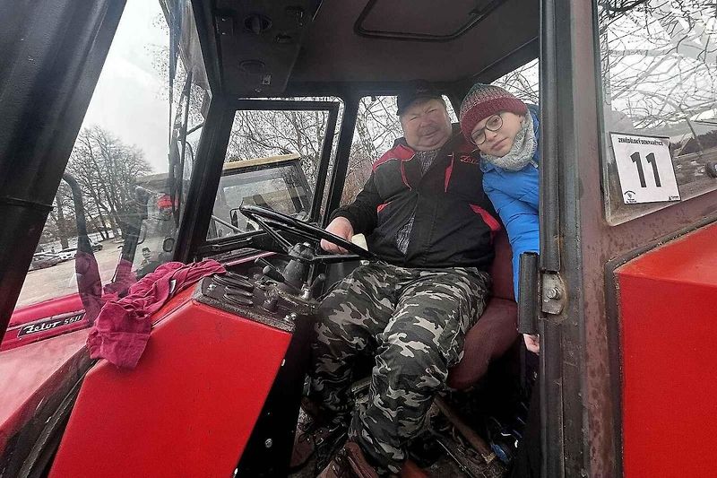Táta, brácha a já, jedeme v tom spolu. V Suchém pořádali v pondělí vánoční jízdu traktorů.