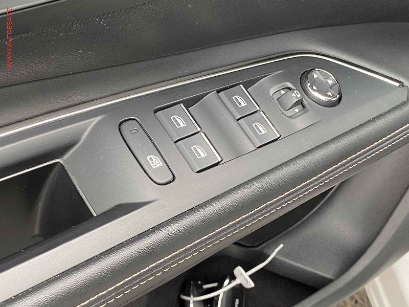 Peugeot 5008 (2023) 1.2 PT, GT, AT, LED, TZ - fotka 11 z 19