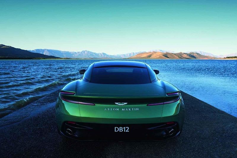 Aston Martin DB12