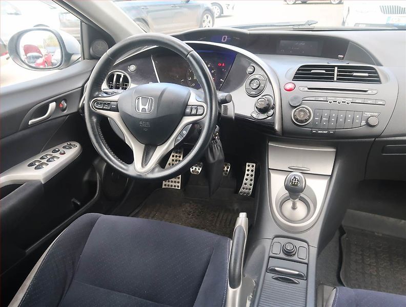 Honda Civic (2008) 1.8 i, po STK, slušný stav - fotka 7 z 14