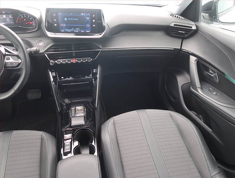 Peugeot 2008 (2022) Allure 1.2 PureTech, Automat - fotka 8 z 14