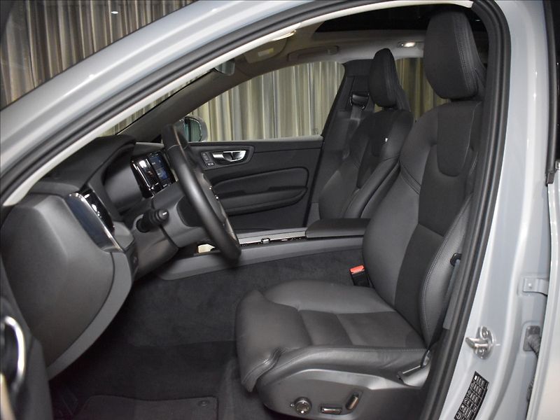 Volvo XC60 2,0 T6 AWD Plus - fotka 8 z 24