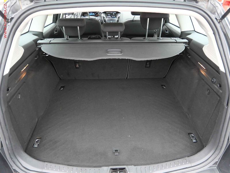 Ford Focus (2014) 1.6 TDCi, ČR, AC, TZ, park - fotka 7 z 20