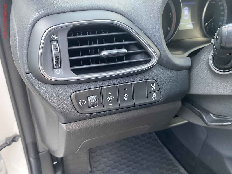 Hyundai i30 (2021) 1.6 CRDi, 1.maj,ČR - fotka 15 z 16