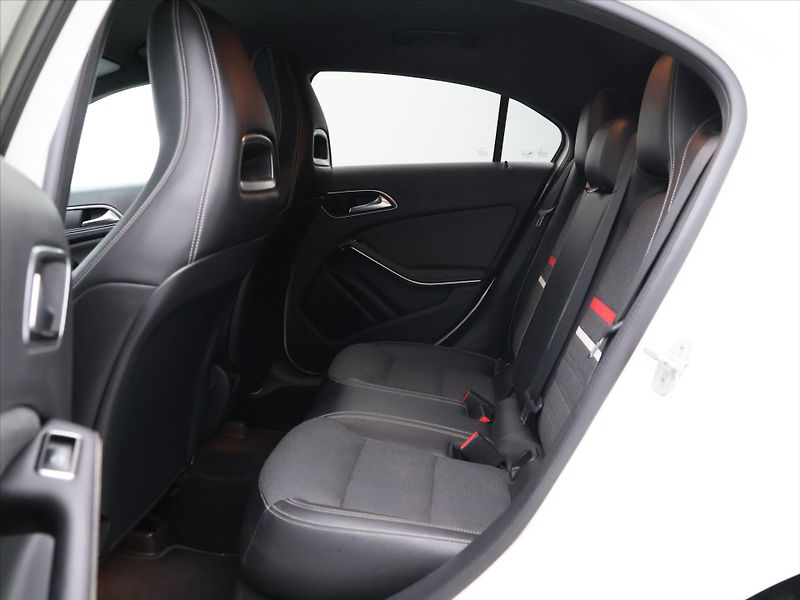 Mercedes-Benz Třídy A 1,6 200 115kW Sport - fotka 14 z 33