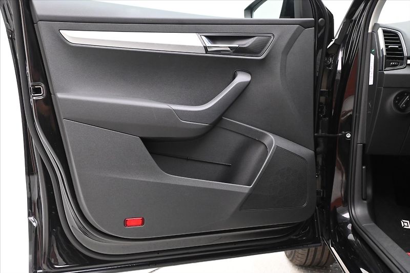Škoda Karoq 2,0 TDI 110 kW VIRTUAL Kamera - fotka 24 z 30