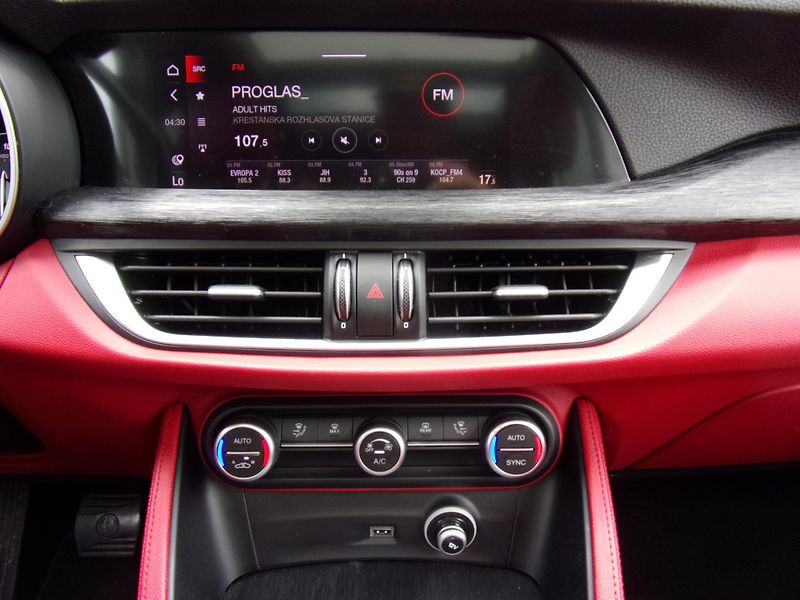 Alfa Romeo Stelvio (2020) 2.0TURBO 206kW PANORAMA VÝBAVA - fotka 14 z 27