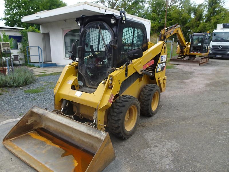 Caterpillar (2015) 236D - fotka 1 z 11